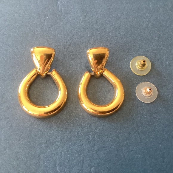Vintage signed Monet post earrings in Goldtone - Picture 1 of 1
